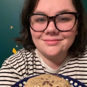 Meet your Posher, Larissa